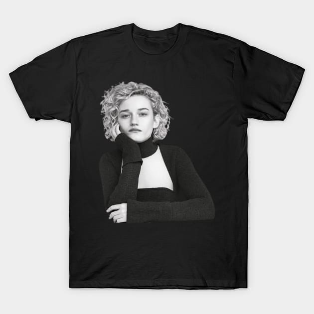 Julia Garner / 1994 T-Shirt by Nakscil